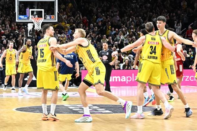 26 10 2025, xlakx, Basketball BBL Bundesliga, Alba Berlin FC Bayern Munich Basketball f l Martin Hermannsson Alba Berlin , Sam Griesel Alba Berlin , Justin Bean Alba Berlin , Nevio Bennefeld Alba Berlin Cheering about the victory, cheering after the end of the game Berlin Daniel Lakomski