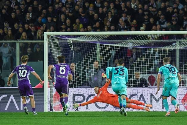 Albert Gudmundsson (Fiorentina) scores the gol of 1-2 during ACF Fiorentina vs Bologna FC, Italian soccer Serie A match in Florence, Italy, October 26 2025  Copyright: xFabioxFagiolini IPAxSportx xipa-agency.netx xx IPA_67116451 IPA_Agency_IPA67116451