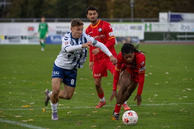 GER, Football, RLN, VfB Oldenburg vs Bremer SV 26 10 2025, Marschwegstadion, Oldenburg, GER, RLN, VfB Oldenburg vs Bremer SV, DFL regulations prohibit any use of photographs as image sequences and or quasi video, in the picture past the opponent Rafael BRAND VfB Oldenburg 8 Ken TCHOUANGUE Bremer SV 16 nordphotoxgmbhx xRojahn nph00310