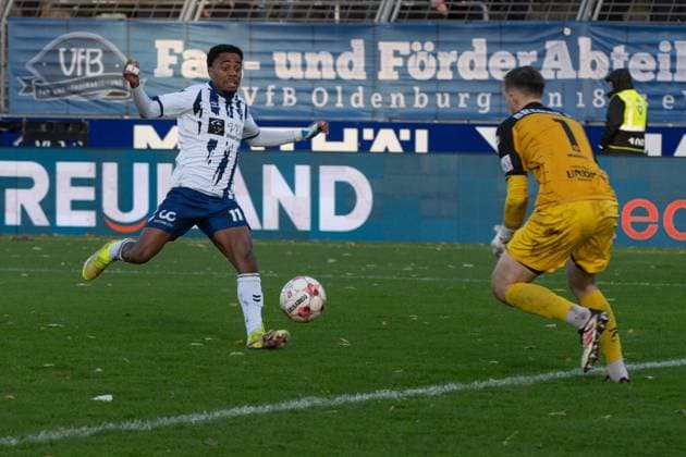 GER, Soccer, RLN, VfB Oldenburg vs Bremer SV 26 10 2025, Marschwegstadion, Oldenburg, GER, RLN, VfB Oldenburg vs Bremer SV, DFL regulations prohibit any use of photographs as image sequences and or quasi video, im Bild Aurel LOUBONGO M BOUNGOU VfB Oldenburg 11 Pascal MANITZ Bremer SV 1 nordphotoxgmbhx xRojahn nph00310