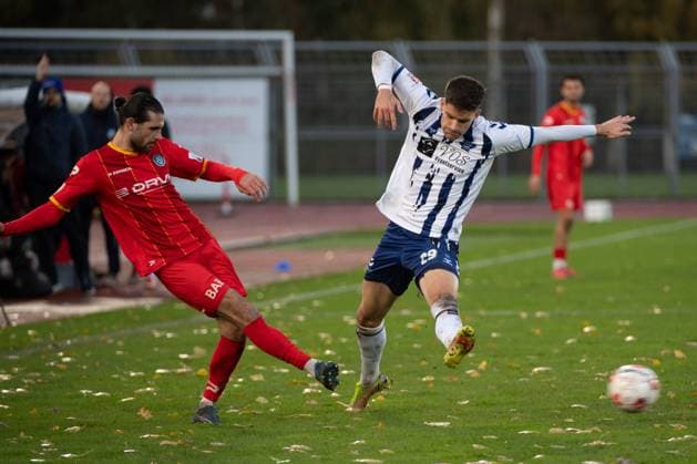 GER, Football, RLN, VfB Oldenburg vs Bremer SV 26 10 2025, Marschwegstadion, Oldenburg, GER, RLN, VfB Oldenburg vs Bremer SV, DFL regulations prohibit any use of photographs as image sequences and or quasi video, im Bild Ilhan ALTUNTAS Bremer SV 4 Mats FACKLAM VfB Oldenburg 29 nordphotoxgmbhx xRojahn nph00310