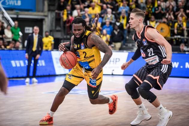 Tray Buchanan MHP RIESEN Ludwigsburg, 02 vs Thomas Klepeisz ratiopharm Ulm, 22 GER, MHP Riesen Ludwigsburg vs ratiopharm Ulm, easycredit BBL, Basketball, Bundesliga, Matchday 5, Season 2025 2026, 26 10 2025 GER, MHP Riesen Ludwigsburg vs ratiopharm Ulm, easycredit BBL, Basketball, Bundesliga, Matchday 5, Season 2025 2026, 26 10 2025 Ludwigsburg Copyright: xSandyxDinkelackerx EP_SDR