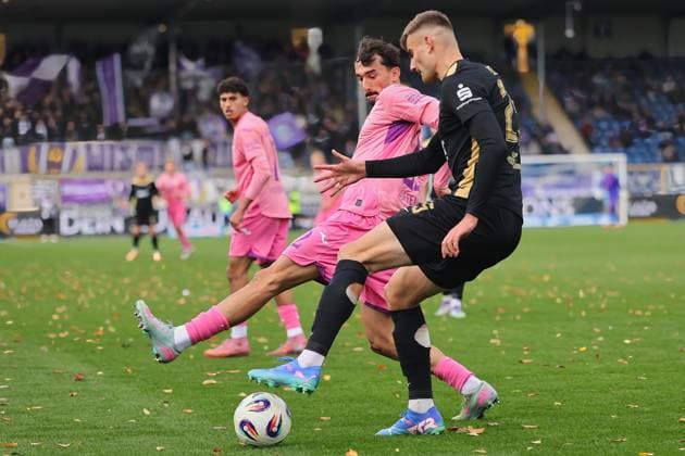 v li in duel, h22 , Tristan Zobel FC Erzgebirge Aue, 25 GER, TSG 1899 Hoffenheim II vs FC Erzgebirge Aue, Football, 3 Liga, Matchday 12, Season 2025 2026, 26 10 2025 DFL DFB REGULATIONS PROHIBIT ANY USE OF PHOTOGRAPHS as IMAGE SEQUENCES and or QUASI VIDEO GER,TSG 1899 Hoffenheim II vs FC Erzgebirge Aue, Football, 3 Liga, Matchday 12, Season 2025 2026, 26 10 2025 Hoffenheim Copyright: xEibner-Pressefoto JoergxHirschx EP_JHH