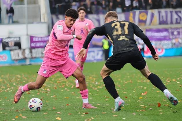 v li in duel, Ayoube Amaimouni Echghouyab TSG Hoffenheim II, 7 , Paul Seidel FC Erzgebirge Aue, 37 GER, TSG 1899 Hoffenheim II vs FC Erzgebirge Aue, Football, 3 Liga, Matchday 12, Season 2025 2026, 26 10 2025 DFL DFB REGULATIONS PROHIBIT ANY USE OF PHOTOGRAPHS as IMAGE SEQUENCES and or QUASI VIDEO GER,TSG 1899 Hoffenheim II vs FC Erzgebirge Aue, Football, 3 Liga, Matchday 12, Season 2025 2026, 26 10 2025 Hoffenheim Copyright: xEibner-Pressefoto JoergxHirschx EP_JHH