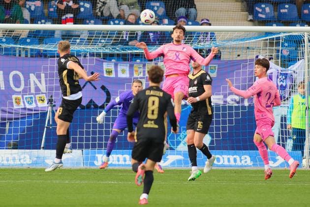 Arian Llugiqi TSG Hoffenheim II, 22 , Ryan Malone FC Erzgebirge Aue, 16 GER, TSG 1899 Hoffenheim II vs FC Erzgebirge Aue, Football, 3 Liga, Matchday 12, Season 2025 2026, 26 10 2025 DFL DFB REGULATIONS PROHIBIT ANY USE OF PHOTOGRAPHS as IMAGE SEQUENCES and or QUASI VIDEO GER,TSG 1899 Hoffenheim II vs FC Erzgebirge Aue, Football, 3 Liga, Matchday 12, Season 2025 2026, 26 10 2025 Hoffenheim Copyright: xEibner-Pressefoto JoergxHirschx EP_JHH