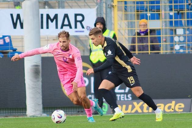 v li in duel, Luka Duric TSG Hoffenheim II, 10 , Julian Guttau FC Erzgebirge Aue, 19 GER, TSG 1899 Hoffenheim II vs FC Erzgebirge Aue, Football, 3 Liga, Matchday 12, Season 2025 2026, 26 10 2025 DFL DFB REGULATIONS PROHIBIT ANY USE OF PHOTOGRAPHS as IMAGE SEQUENCES and or QUASI VIDEO GER,TSG 1899 Hoffenheim II vs FC Erzgebirge Aue, Football, 3 Liga, Matchday 12, Season 2025 2026, 26 10 2025 Hoffenheim Copyright: xEibner-Pressefoto JoergxHirschx EP_JHH