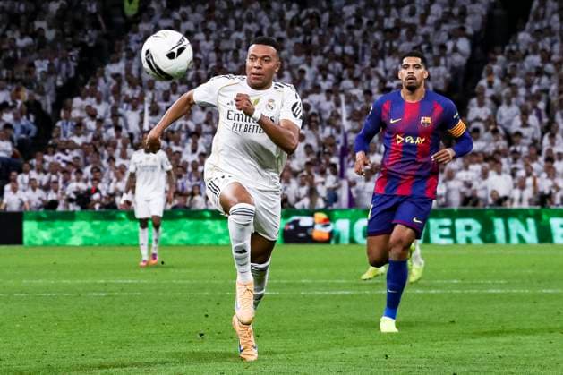 Spanish La Liga EA Sports soccer match Real Madrid vs FC Barcelona, Barca at Santiago Bernabeu Stadium in Madrid, Spain. 26 October 2025 Kylian Mbappe and Araujo 900 Cordon Press  900 CordonxPress LOF - Real Madrid vs FC Barcelona