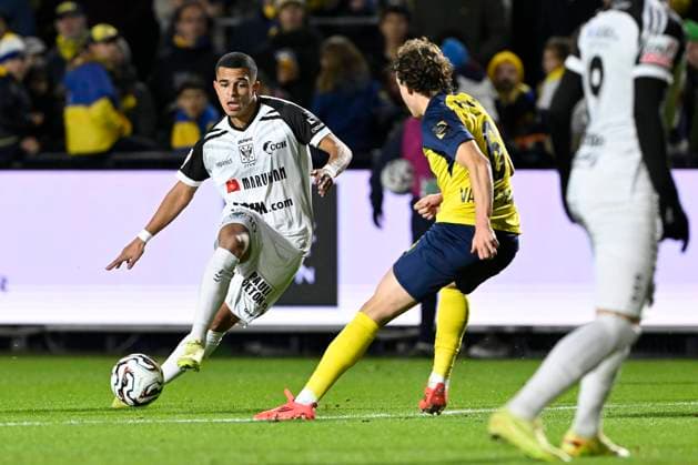 Royale Union Saint-Gilloise v Sint-Truidense VV - Jupiler Pro League BRUSSELS, BELGIUM - OCTOBER 26 : Sebaoui Ilias forward of Sint-Truiden and Van De Perre Kamiel midfielder of Union Saint-Gilloise during the Jupiler Pro League match between Royale Union Saint-Gilloise and Sint-Truidense VV on October 26, 2025 in Brussels, Belgium, 26 10 2025 Brussels Belgium  Copyright: xDhax