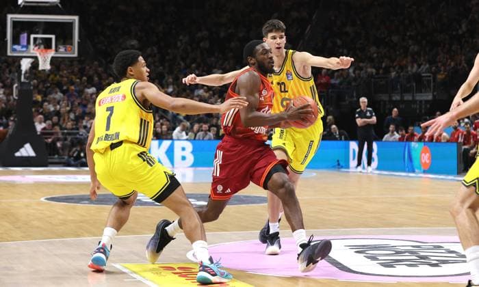 Jack Kayil, Kamar Baldwin on the ball, Nevio Bennefeld duel Game scene Action Sport Basketball BBL Bundesliga Men 5 Matchday Season 2025 2026 26 10 2025 ALBA Berlin vs Bayern Munich