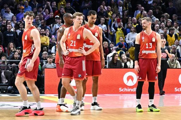 26.10.2025, xlakx, Basketball BBL Bundesliga, Alba Berlin - FC Bayern München Basketball v.l. Justinian Jessup (FC Bayern Basketball), Justus Hollatz (FC Bayern Basketball), Andreas Obst (FC Bayern Basketball) enttaeuscht, schaut enttaeuscht, niedergeschlagen, disappointed Berlin *** 26 10 2025, xlakx, Basketball BBL Bundesliga, Alba Berlin FC Bayern Munich Basketball v l Justinian Jessup FC Bayern Basketball , Justus Hollatz FC Bayern Basketball , Andreas Obst FC Bayern Basketball disappointed, looks disappointed, dejected, disappointed Berlin Daniel Lakomski