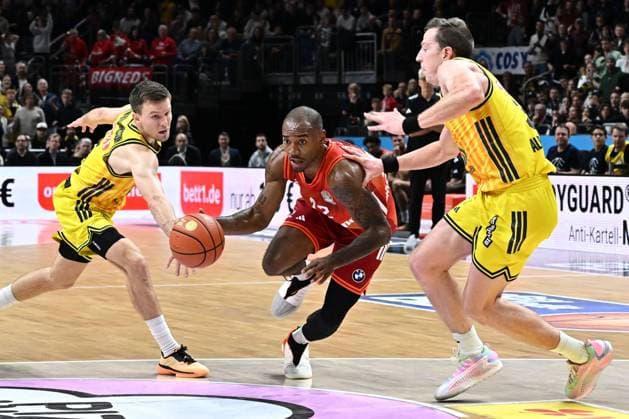 26 10 2025, xlakx, Basketball BBL Bundesliga, Alba Berlin FC Bayern Munich Basketball v l Martin Hermannsson Alba Berlin , Isiaha Mike FC Bayern Basketball , Justin Bean Alba Berlin duel, duel, fight, tackle Berlin Daniel Lakomski