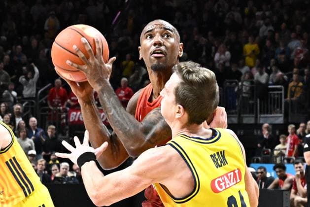 26 10 2025, xlakx, Basketball BBL Bundesliga, Alba Berlin FC Bayern Munich Basketball v l Isiaha Mike FC Bayern Basketball , Justin Bean Alba Berlin duel, duel, fight, tackle Berlin Daniel Lakomski