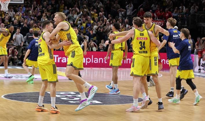 Alba team cheers after the end of the game Joy Emotion Cheers Sport Basketball BBL Bundesliga Men 5 Matchday Season 2025 2026 26 10 2025 ALBA Berlin vs Bayern Munich