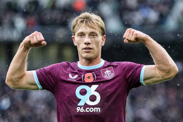 Zian Flemming (19 Burnley) celebrates after scoring during the Premier League football match between Wolverhampton Wanderers and Burnley at Molineux stadium in Wolverhampton, England Copyright: xNataliexMincher SPPx Sportspressphoto_SPR52001