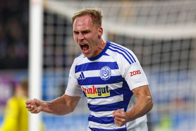 Duisburg, Germany, 26 10 25 Florian Krüger MSV Duisburg goal celebration, cheers after his goal for 1 0 during the match of the 3 Liga MSV Duisburg against Rot Weiss Essen in the schauinsland reisen arena Duisburg schauinsland reisen arena North Rhine Westphalia Germany Copyright: xBrauer-Fotoagenturx xAdrianxSchlx