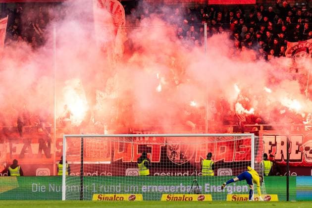 3 Liga MSV Duisburg Rot Weiss Essen 26 10 2025 Fans of Rot Weiss Essen ignite pyrotechnics after the goal, 1 1 3 Liga MSV Duisburg Rot Weiss Essen Schauinsland Reisen Arena, Duisburg 26 10 2025 DFL regulations prohibit any use of photographs as image sequences and or quasi video Copyright: xBEAUTIFULxSPORTS Buriakovx
