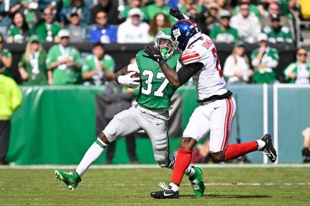 October 26, 2025, Philadelphia, Pennsylvania, USA; Philadelphia Eagles running back Tank Bigsby (37) tries to break a tackle by New York Giants cornerback Deonte Banks (2) during the first half at Lincoln Financial Field. CSM Philadelphia USA - ZUMAc04_ 20251026_faf_c04_009 Copyright: xEricxCanhax
