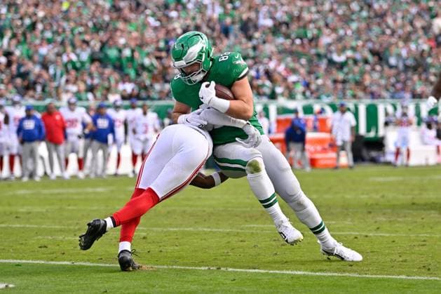 October 26, 2025, Philadelphia, Pennsylvania, USA; Philadelphia Eagles tight end Dallas Goedert (88) runs the ball in for a touchdown while being tackled by New York Giants safety Tyler Nubin (27) during the first half at Lincoln Financial Field. CSM Philadelphia USA - ZUMAc04_ 20251026_faf_c04_010 Copyright: xEricxCanhax