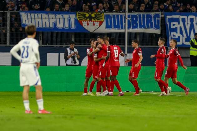 Duisburg, Germany, 26 10 25 Ramien Safi Rot Weiss Essen goal celebration, cheers with his team after scoring the 1 1 during the 3 Liga match MSV Duisburg vs Rot Weiss Essen at the schauinsland reisen arena Duisburg schauinsland reisen arena North Rhine Westphalia Germany Copyright: xBrauer-Fotoagenturx xAdrianxSchlx