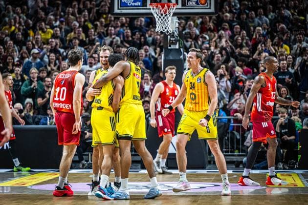 Basketball Berlin 26 10 2025 Season 2025 2026 easyCredit BBL 1 Bundesliga Men, Men Alba Berlin FC Bayern Munich Basketball Cheers Alba Jack Kayil Alba Berlin, No 07 J wan Roberts Alba Berlin, No 13 Justin Bean Alba Berlin, No 34 Malte Delow Alba Berlin, No 06