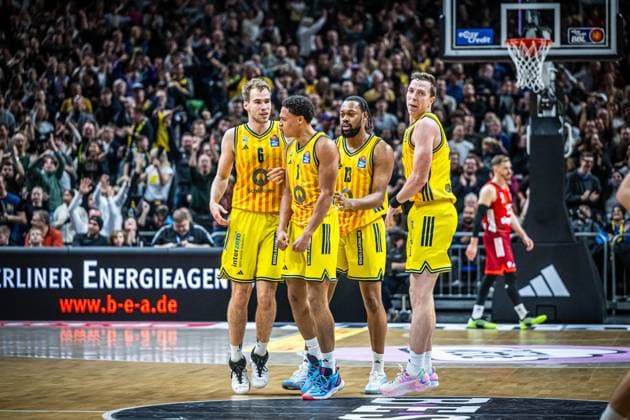 Basketball Berlin 26 10 2025 Season 2025 2026 easyCredit BBL 1 Bundesliga Men, Men Alba Berlin FC Bayern Munich Basketball Cheers Alba Jack Kayil Alba Berlin, No 07 J wan Roberts Alba Berlin, No 13 Justin Bean Alba Berlin, No 34 Malte Delow Alba Berlin, No 06