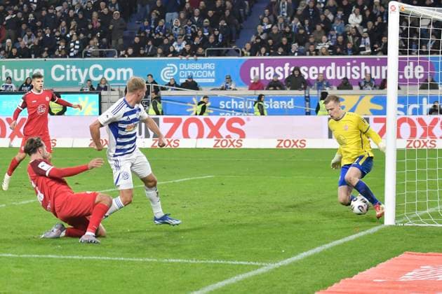 Florian Krüger Krueger Duisburg 26 scores the goal for 1 0 26 10 2025 Soccer MSV Duisburg vs Rot Weiss Essen, Schauinsland Reisen Arena, Duisburg, DFB DFL REGULATIONS PROHIBIT ANY USE OF PHOTOGRAPHS AS IMAGE SEQUENCES AND OR QUASI VIDEO Copyright: xpepphotox xSaschaxWeizx pep00321, pep_20251026_hm_26056