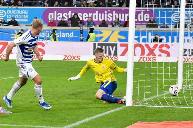 Florian Krüger Krueger Duisburg 26 scores the goal for 1 0 26 10 2025 Soccer MSV Duisburg vs Rot Weiss Essen, Schauinsland Reisen Arena, Duisburg, DFB DFL REGULATIONS PROHIBIT ANY USE OF PHOTOGRAPHS AS IMAGE SEQUENCES AND OR QUASI VIDEO Copyright: xpepphotox xSaschaxWeizx pep00321, pep_20251026_hm_26058