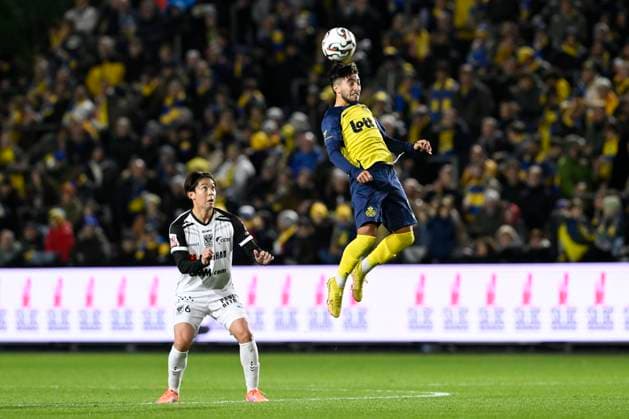 Royale Union Saint-Gilloise v Sint-Truidense VV - Jupiler Pro League BRUSSELS, BELGIUM - OCTOBER 26 : Yamamoto Rihito midfielder of Sint-Truiden and Ait El Hadj Anouar midfielder of Union Saint-Gilloise during the Jupiler Pro League match between Royale Union Saint-Gilloise and Sint-Truidense VV on October 26, 2025 in Brussels, Belgium, 26 10 2025 Brussels Belgium  Copyright: xDhax