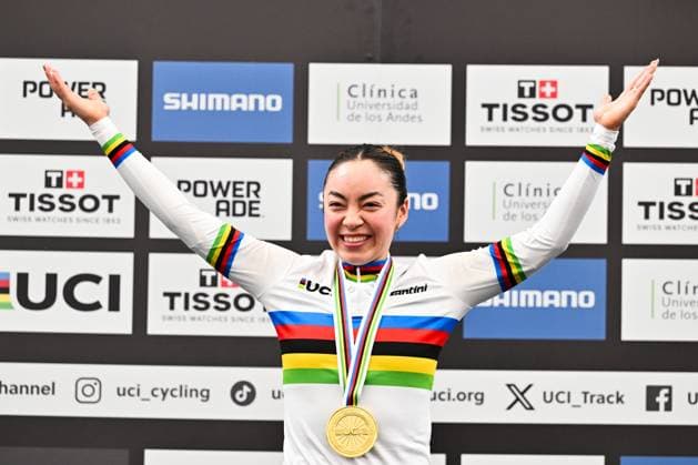 2025 Tissot UCI Track World Championships Picture by Simon Wilkinson SWpix.com - 26 10 2025 - Cycling - 2025 Tissot UCI Track World Championships - Velodromo PenalolÃ n, Santiago, Chile - Women s Points Race Podium - Yareli Acevedo Mendoza (Mexico) receiving the Gold Medal to become World Champion Copyright: x xSWpix.comx(t axPhotographyxHubxLtd)xSimonxWilkinson SWpix.comx SWP-3030-11951