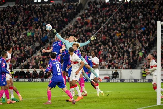 Soccer, 1 Bundesliga, 20251026, VfB Stuttgart 1 FSV Mainz 05 In the picture from l Andreas HANCHE OLSEN Mainz, 25 , Goalkeeper Robin ZENTNER Mainz, 27 fists ball away Stuttgart MHP Arena Baden Württemberg Germany Copyright: Passion2Press MarkusxFischerx