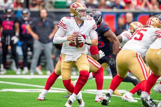 October 26, 2025: San Francisco 49ers quarterback Mac Jones (10) looks for a receiver during a game between the San Francisco 49ers and the Houston Texans in Houston, TX. .. CSM USA - ZUMAc04_ 20251026_faf_c04_021 Copyright: xTraskxSmithx