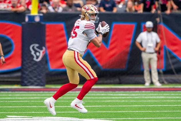 October 26, 2025: San Francisco 49ers tight end George Kittle (85) makes a catch during a game between the San Francisco 49ers and the Houston Texans in Houston, TX. .. CSM USA - ZUMAc04_ 20251026_faf_c04_028 Copyright: xTraskxSmithx