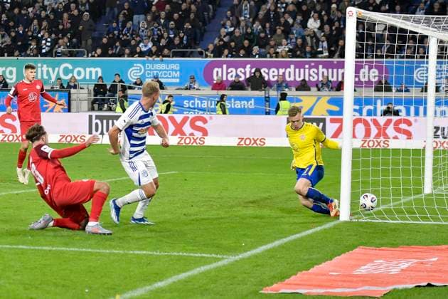 Florian Krüger Krueger Duisburg 26 scores the goal for 1 0 26 10 2025 Soccer MSV Duisburg vs Rot Weiss Essen, Schauinsland Reisen Arena, Duisburg, DFB DFL REGULATIONS PROHIBIT ANY USE OF PHOTOGRAPHS AS IMAGE SEQUENCES AND OR QUASI VIDEO Copyright: xpepphotox xSaschaxWeizx pep00321, pep_20251026_hm_26057