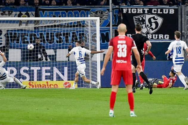Ramien Safi Essen 7 scores the goal for 1 1 26 10 2025 Soccer MSV Duisburg vs Rot Weiss Essen, Schauinsland Reisen Arena, Duisburg, DFB DFL REGULATIONS PROHIBIT ANY USE OF PHOTOGRAPHS AS IMAGE SEQUENCES AND OR QUASI VIDEO Copyright: xpepphotox xSaschaxWeizx pep00321, pep_20251026_hm_26169