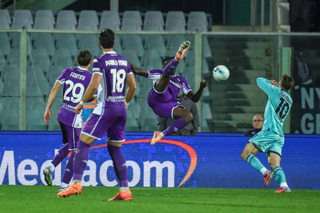 Bioty Moise Kean (Fiorentina) shoots towards the goal during ACF Fiorentina vs Bologna FC, Italian soccer Serie A match in Florence, Italy, October 26 2025  Copyright: xFabioxFagiolini IPAxSportx xipa-agency.netx xx IPA_67116954 IPA_Agency_IPA67116954