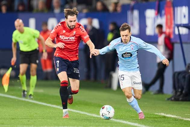 October 26, 2025, Pamplona, Navarra, SPAIN: Jon Moncayola of CA Osasuna competes for the ball with Bryan Zaragoza of RC Celta de Vigo during the LaLiga EA Sports match between CA Osasuna and RC Celta de Vigo at El Sadar on October 26, 2025, in Pamplona, Spain. Pamplona SPAIN - ZUMAa181 20251026_zaa_a181_244 Copyright: xRicardoxLarreinax