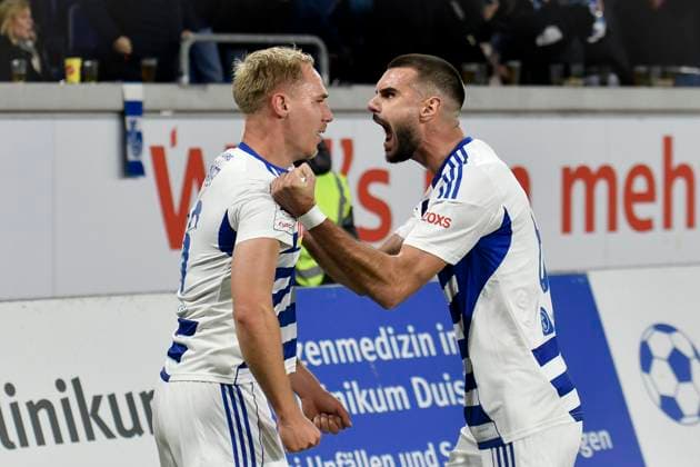 Florian Krüger Krueger Duisburg 26 cheers after scoring the 1 0 goal with the team 26 10 2025 Soccer MSV Duisburg vs Rot Weiss Essen, Schauinsland Reisen Arena, Duisburg, DFB DFL REGULATIONS PROHIBIT ANY USE OF PHOTOGRAPHS AS IMAGE SEQUENCES AND OR QUASI VIDEO Copyright: xpepphotox xSaschaxWeizx pep00321, pep_20251026_hm_26111