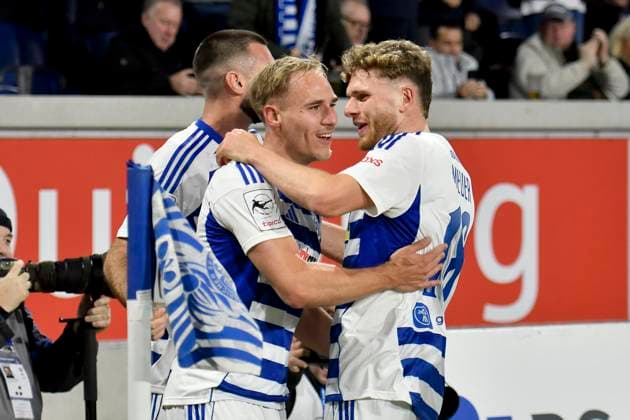 Florian Krüger Krueger Duisburg 26 cheers after scoring the 1 0 goal with the team 26 10 2025 Soccer MSV Duisburg vs Rot Weiss Essen, Schauinsland Reisen Arena, Duisburg, DFB DFL REGULATIONS PROHIBIT ANY USE OF PHOTOGRAPHS AS IMAGE SEQUENCES AND OR QUASI VIDEO Copyright: xpepphotox xSaschaxWeizx pep00321, pep_20251026_hm_26128