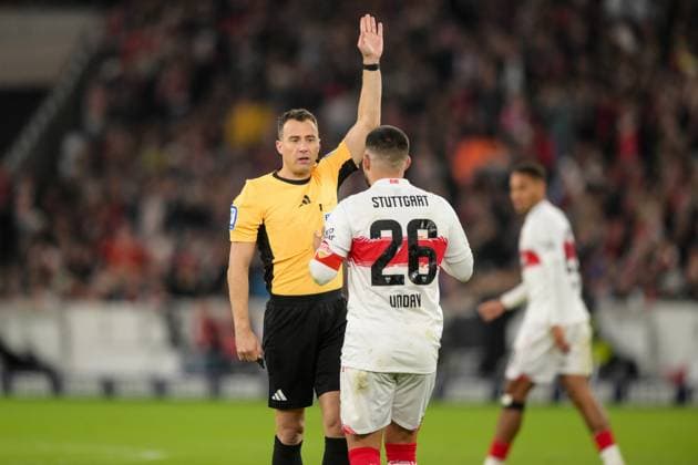 Soccer, 1 Bundesliga, 20251026, VfB Stuttgart 1 FSV Mainz 05 Pictured from left Referee Felix ZWAYER, Deniz UNDAV Stuttgart, 26 Stuttgart MHP Arena Baden Württemberg Germany Copyright: Passion2Press MarkusxFischerx
