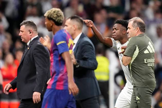 Real Madrid CF v FC Barcelona, Barca - LaLiga EA Sports Vinicius Junior left winger of Real Madrid and Brazil and Lamine Yamal right winger of Barcelona and Spain discuss after the La Liga EA Sports match between Real Madrid CF and FC Barcelona at Estadio Santiago Bernabeu on October 26, 2025 in Madrid, Spain. Madrid Spain  Copyright: xJosexBretonx originalFilename:bretonhernandez-realmadr251026_npfwt.jpg