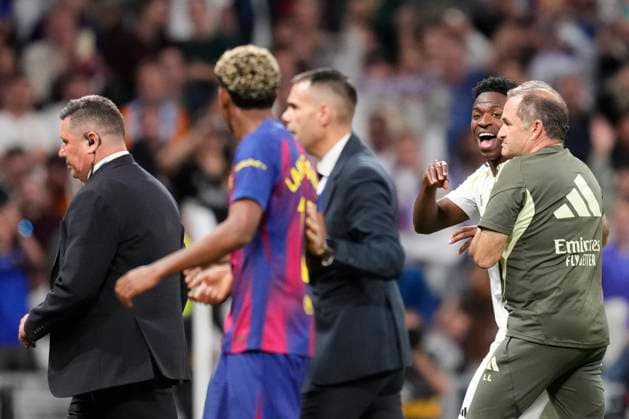 Real Madrid CF v FC Barcelona, Barca - LaLiga EA Sports Vinicius Junior left winger of Real Madrid and Brazil and Lamine Yamal right winger of Barcelona and Spain discuss after the La Liga EA Sports match between Real Madrid CF and FC Barcelona at Estadio Santiago Bernabeu on October 26, 2025 in Madrid, Spain. Madrid Spain  Copyright: xJosexBretonx originalFilename:bretonhernandez-realmadr251026_nppIp.jpg