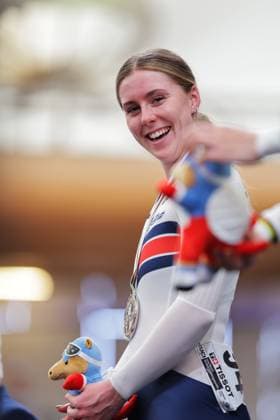 2025 Tissot UCI Track World Championships Picture by Alex Whitehead SWpix.com - 26 10 2025 - Cycling - 2025 Tissot UCI Track World Championships - Velodromo PenalolÃ n, Santiago, Chile - Women s Keirin Podium - Emma Finucane (Great Britain) receiving the Silver Medal Copyright: x xSWpix.comx(t axPhotographyxHubxLtd)xAlexxWhitehead SWpix.comx SWP-3030-11971