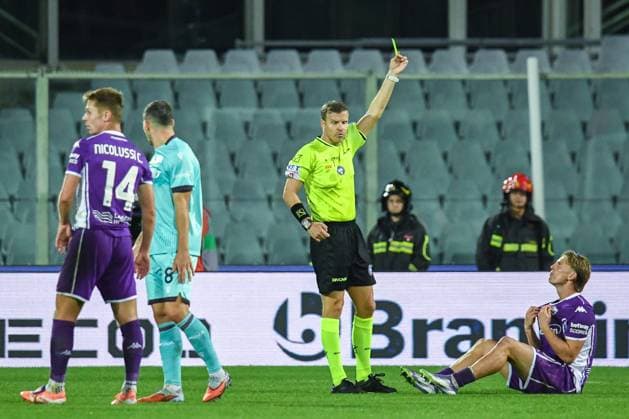 Referee Federico La Penna warns Albert Gudmundsson (Fiorentina) during ACF Fiorentina vs Bologna FC, Italian soccer Serie A match in Florence, Italy, October 26 2025  Copyright: xFabioxFagiolini IPAxSportx xipa-agency.netx xx IPA_67116444 IPA_Agency_IPA67116444
