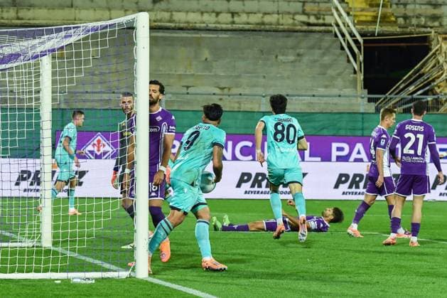Nicolo Cambiaghi (Bologna) celebrates with teammates after scoring the 1-0 goal during ACF Fiorentina vs Bologna FC, Italian soccer Serie A match in Florence, Italy, October 26 2025  Copyright: xFabioxFagiolini IPAxSportx xipa-agency.netx xx IPA_67116633 IPA_Agency_IPA67116633