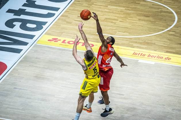 Basketball Berlin 26 10 2025 Season 2025 2026 easyCredit BBL 1 Bundesliga Men, Men Alba Berlin FC Bayern Munich Basketball Martin Hermannsson Alba Berlin, No 15 Kamar Baldwin Munich, No 44