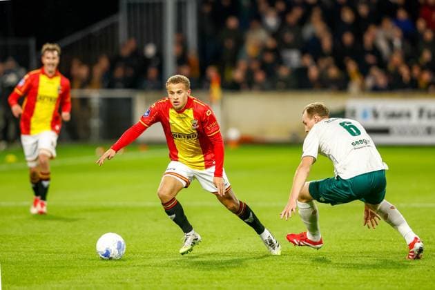 DEVENTER , 26-10-2025 , Stadium De Adelaarshorst , season 2025 2026 , Dutch Eredivisie football . match between Go Ahead Eagles and Excelsior Rotterdam, Picture shows GA Eagles player Kenzo Goudmijn vs Excelsior player Adam Carlen Go Ahead Eagles - Excelsior  x31706216x Copyright: