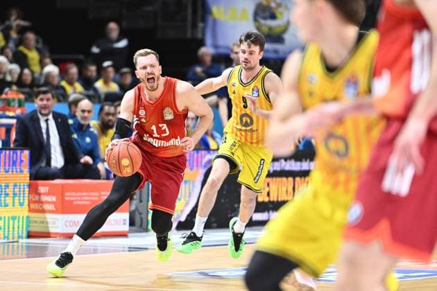 Andreas Obst FC Bayern Muenchen, 13 and Jonas Mattisseck ALBA Berlin, 9 GER, Alba Berlin vs FC Bayern Muenchen, Basketball, easyCredit Basketball League, Season 2025 2026, Matchday 5, 26 10 2025 GER, Alba Berlin vs FC Bayern Muenchen, Basketball, easyCredit Basketball League, Season 2025 2026, Matchday 5, 26 10 2025 Berlin Copyright: xEibner-Pressefoto RyanxSleimanx EP_RSN