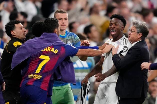 Real Madrid CF v FC Barcelona, Barca - LaLiga EA Sports Vinicius Junior left winger of Real Madrid and Brazil and Ferran Torres left winger of Barcelona and Spain discuss during the La Liga EA Sports match between Real Madrid CF and FC Barcelona at Estadio Santiago Bernabeu on October 26, 2025 in Madrid, Spain. Madrid Spain  Copyright: xJosexBretonx originalFilename:bretonhernandez-realmadr251026_npuRS.jpg