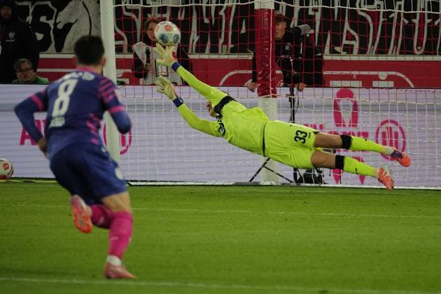 26 10 25 VfB Stuttgart 1 FSV Mainz 05 Germany, Stuttgart, 26 10 2025, Football, Bundesliga, Season 2025 2026, VfB Stuttgart 1 FSV Mainz 05 Alex Nübel tries in vain to save a penalty kick 0 1 for Mainz