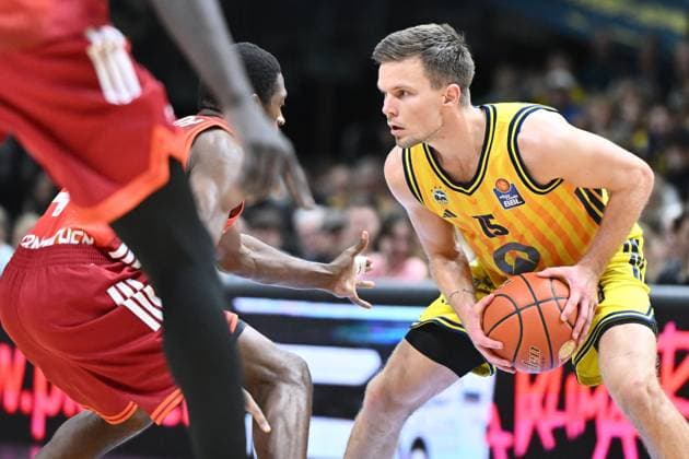 Martin Hermannsson ALBA Berlin, 15 GER, Alba Berlin vs FC Bayern Muenchen, Basketball, easyCredit Basketball League, Season 2025 2026, Matchday 5, 26 10 2025 GER, Alba Berlin vs FC Bayern Muenchen, Basketball, easyCredit Basketball League, Season 2025 2026, Matchday 5, 26 10 2025 Berlin Copyright: xEibner-Pressefoto RyanxSleimanx EP_RSN